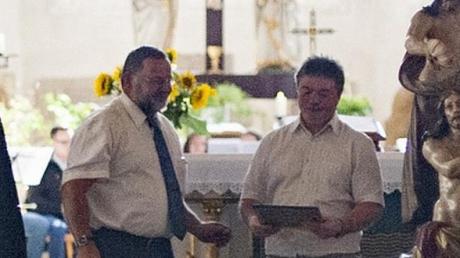 Pfarrer Ulrich Tauber und Dekan Armin Diener dankten Helmut Marx für 25 Jahre als Leiter des Posaunenchors von St. Jakob. 	