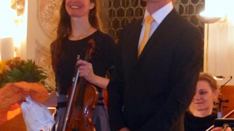 Julia Galic spielte das populäre „Violinkonzert e-Moll“ von Felix Mendelssohn-Bartholdy mit dem Oettinger Kammerorchester unter der Leitung von Günter Simon beim letzten Residenzkonzert der Saison im Oettinger Schloss. 	