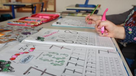 Erstklässler der Oettinger Grundschule bei der Hausaufgabenbetreuung. Seit diesem Schuljahr gibt es an der Schule das Modell der „offenen Ganztagsschule“ für Grundschüler. 	