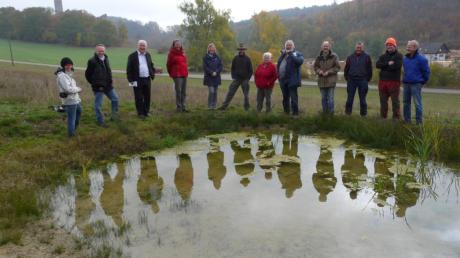 Vertreter der Heideallianz freuen sich auf dem Niederhauser Berg über eine natürliche Tränke, die sich ganz nebenbei zum Biotop entwickelte.  	