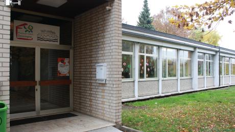 Derzeit kommt die Montessori-Schule noch in diesem Gebäude in Deiningen unter. Bald aber soll die Schule nach Oettingen verlegt werden. 