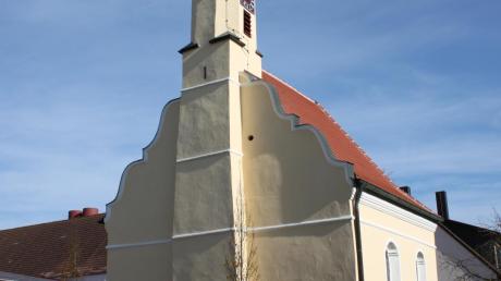 Saniert wurde die Kapelle in Niederhofen. Risse und Dachstuhl repariert, der Vorplatz neu, unter anderem mit Bäumchen, gestaltet. 