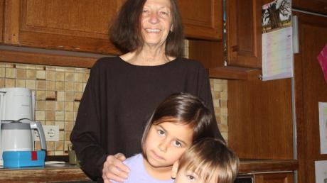 Die Enkel Sophia und Elisa helfen der Oma gerne beim Plätzchen backen.