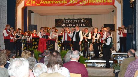 Zogen alle Register ihres Könnens: Die Kesseltaler Musikanten und die Flotten Härtsfelder spielten in Amerdingen auf.  	
