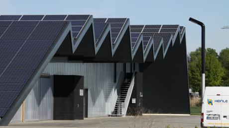 Ein Symbol für Modernität und Kreativität des Unternehmens ist das futuristisch anmutende Firmengebäude der Heinle GmbH in der Fritz-Hopf-Straße, auf dessen gesamter Dachfläche eine Photovoltaikanlage installiert ist. 
