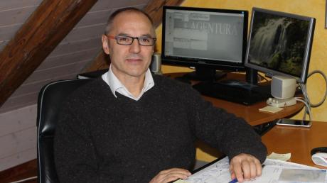 Klaus Graumann in seinem Büro in Reimlingen. Er ist aktiver Netzwerker und der einzig gerichtlich zugelassene Rentenberater im Landkreis Donau-Ries. 