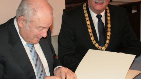 Der ehemalige bayerische Ministerpräsident Dr. Günther Beckstein hat sich in das Goldene Buch der Stadt Nördlingen eingetragen. 
