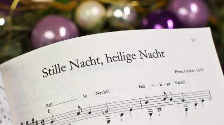 Ganz schön schwer sei das Weihnachtslied „Stille Nacht, heilige Nacht“, sagt Kirchenmusikdirektor Udo Knauer – auch wegen des großen Tonumfangs. 