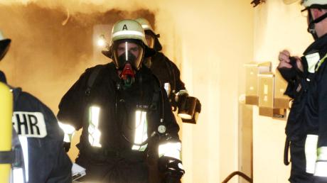 Zwei Brandanschläge auf benachbarte Wohnhäuser in Wallerstein haben am Mittwochabend einen Großeinsatz der Feuerwehr ausgelöst. Insgesamt waren mehr als 100 Einsatzkräfte vor Ort. Die Feuerwehrleute bekamen das Feuer schnell unter Kontrolle, der Sachschaden ist dennoch beträchtlich. 	