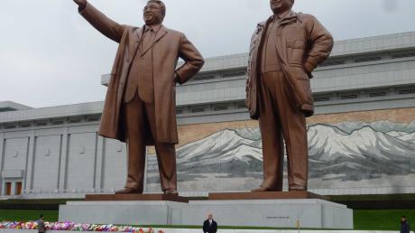 Der Nördlinger Unternehmer Jürgen Rarmisch vor den übergroßen Bronzestatuen der früheren nordkoreanischen Machthaber Kim Il-Sung und Kim Jong-Il.
