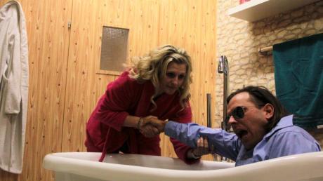 Das Bild zeigt Anita Kuß und Andreas Metzko beim Proben einer Szene aus der spritzigen Komödie Hexenschuss.  	