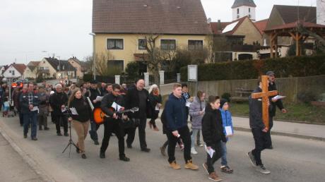 Bei der zweiten Auflage des Dekanatskreuzwegs in Hainsfarth machten sich deutlich mehr Gläubige auf den Weg als bei der Premiere in Heidenheim. 	