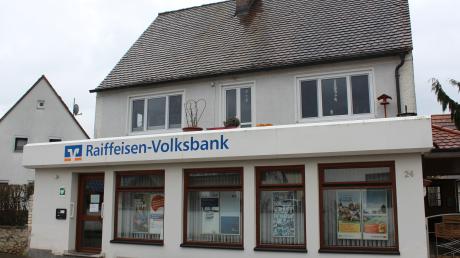 Die Geschäftsstelle der Raiffeisen-Volksbank Ries in Megesheim. Wie in vier weiteren Orten wird es ab Mitte des Jahres dort nur noch eine Selbstbedienungszone mit Geldautomat und Kontoauszugsdrucker geben.