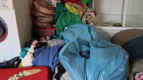 Innerhalb von nur gut einem Jahr haben Mieter eine Wohnung im Ries komplett verunstaltet. Neben viel Müll und Dreck sind unter anderem Türgriffe und Duscharmaturen herausgerissen. 