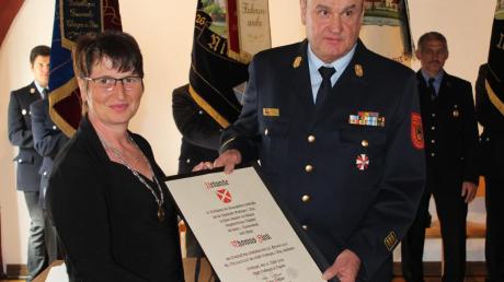 Bürgermeisterin Petra Wagner überreichte gestern dem langjährigen Feuerwehrkommandanten Thomas Fink den Ehrenbrief der Stadt Oettingen. 