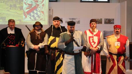 Historische Gruppen, wie hier die Ritter der Flochberg, sorgten beim Festakt zum Jubiläum 775 Jahre Freie Reichsstadt Bopfingen für die Farbtupfer. Links Bürgermeister Gunter Bühler.  	