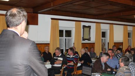 Rege Diskussionen: Bei der Bürgerversammlung in Alerheim sprach Bürgermeister Christoph Schmid (links) rund drei Stunden mit den Bürgern über die derzeit wichtigsten Themen der Gemeinde.  	