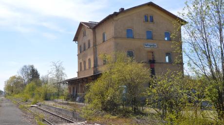 Das ehemalige Empfangsgebäude des Oettinger Bahnhofes soll zu einem Mehrfamilienhaus mit fünf Wohnungen umgestaltet werden.