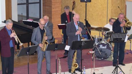 Das Oettinger „Jazzkränzchen“ spielte in der Aula des Oettinger Albrecht-Ernst-Gymnasiums sein 40-Jahre-Jubiläumskonzert zusammen mit der Schulbigband des Gymnasiums. 	