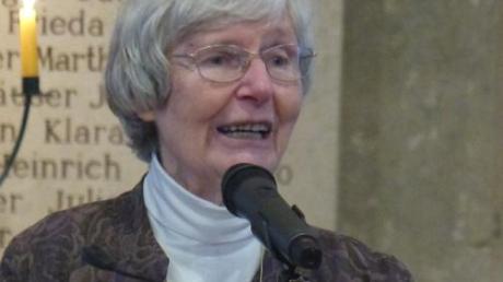 Gertrud Kellermann stellte in Hainsfarth die jüdischen Feste Pesach und Schawuot vor. 	