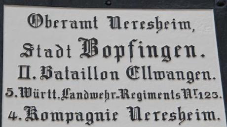 Am Bopfinger Rathaus hängt wieder eine Truppenteiltafel. 	