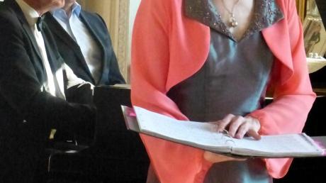 Als besondere Stärke präsentierte die Gesangssolistin Katrin Küsswetter wunderbar fließende Koloraturen. Den Klavierpart begleitete Helmut Lammel. 	
