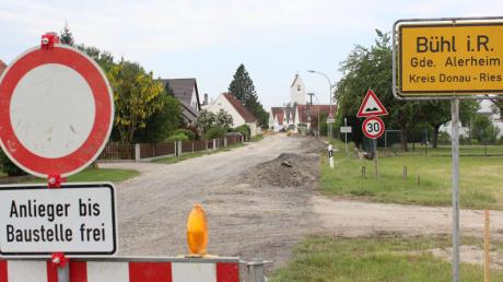 Die Ortsdurchfahrt in Bühl ist seit zwei Wochen nur für Anlieger freigegeben. Im Herbst sollen die Straßenbauarbeiten abgeschlossen sein. 	