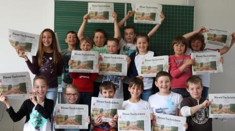 Die Schüler der vierten Klasse der Fremdinger Grundschule freuen sich über die Rieser Nachrichten. Sie beteiligen sich derzeit an dem Projekt Zisch. 	