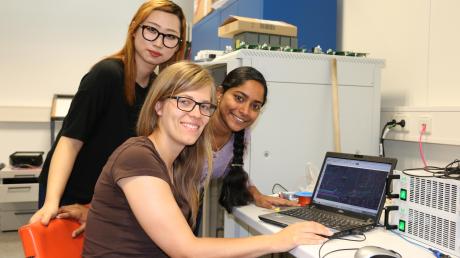 Elektroingenieurinnen bei der Arbeit (von links): Youjin Shin, Melanie Dürr und Dalia Kallepally im betriebseigenen Labor in Nördlingen.