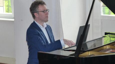 Der Pianist Sam Haywood gab im Schloss Reimlingen eine Klaviermatinée mit Sonaten von Haydn, Rosetti und Franz Schubert. 	