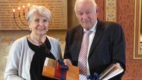 Sigried Atzmon, Vorsitzende des Freundeskreises der ehemaligen Synagoge Hainsfarth, bedankt sich beim ehemaligen Ministerpräsidenten Günther Beckstein für seine Festrede mit dem Buch über die Wiederherstellung der Synagoge.