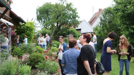 Im Garten von Hans und Karin Bergdolt in Mönchsdeggingen ließen sich schon am Vormittag Dutzende Besucher inspirieren. Im ganzen Ries zeigtem Besitzer beim Tag der offenen Gartentür ihre Gärten. 