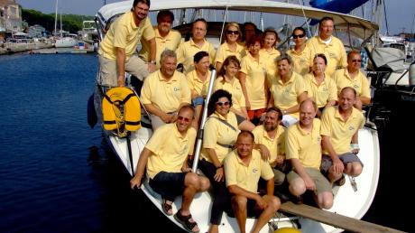 In Nördlingen gibt es einen Yachtclub – den Yachtclub Nordschwaben. Hier sieht man die Crew nach dem Abschluss eines Turnes. 	