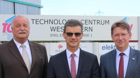 Josef Wolf (Mitte) ist der neue Geschäftsführer des Technologie Centrums Westbayern in Nördlingen. Er setzte sich gegen 70 Mitbewerber durch. Nördlingens Oberbürgermeister Hermann Faul (links) und Landrat Stefan Rößle schenkten dem 56-jähringe Fremdinger das Vertrauen. 