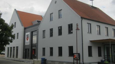 Die Bauarbeiten am neuen Gemeinschaftshaus sind endlich beendet. Am Sonntag wird das Gebäude, in dem Rathaus, Schützenheim und Gemeindesaal untergebracht sind, mit einem Festakt eingeweiht.  	