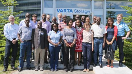 Die ugandische Delegation bei Varta in Nördlingen. 	 	
