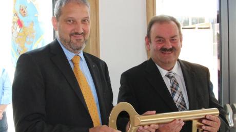 Architekt Stefan Heppner (links) und Bürgermeister Werner Thum bei der symbolischen Schlüsselübergabe. 	