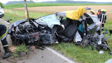 Lebensgefährlich verletzt wurde ein 20 Jahre alter Mann bei einem schweren Verkehrsunfall zwischen Wemding und Fessenheim.