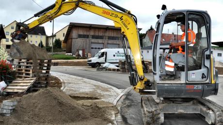 Die Sanierung der Ortsdurchfahrt Bühlingen – im Bild Bauarbeiter Mehmeti Sani – ist der größte Ausgabeposten im Haushalt Fremdingen in diesem Jahr. 	