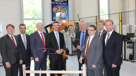 Stefan Müller (vierter von links), Parlamentarischer Staatssekretär im Bundesministerium für Bildung und Forschung, war gestern Gast im Hochschulzentrum Donau-Ries im Technologie Centrum Westbayern. 