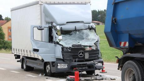 Ein Lastwagenfahrer ist bei einem Unfall auf der B 25 bei Fremdingen in seinem Fahrzeug eingeklemmt worden. 