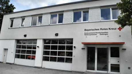 Die neue BRK-Rettungswache in Oettingen steht auf einem Teil des Krankenhausparkplatzes. Sie bietet zwei Stellplätze für Rettungsfahrzeuge. 