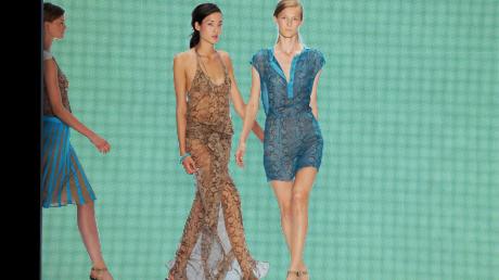 Models präsentieren die Linie „Strenesse Blue“ auf einer Modenschau 2011. Nun hat eine polnische Investorenfamilie Strenesse übernommen.
