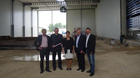 Jürgen Lessmann, Wolfgang Obel, Petra Wagner, Werner Luther und Dieter Lessmann (von links) beim Richtfest zum Bau der neuen Lagerhalle. 	