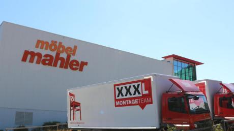 Die Lastwagen vom neuen Besitzer stehen schon bereit: Die XXXLutz-Unternehmensgruppe hat das ehemalige Gebäude von Möbel Mahler übernommen. Derzeit liegt das Gelände brach. Was damit passiert, ist noch ungewiss. Neben einem neuen Möbelhaus könnte etwa ein Elektromarkt einziehen.