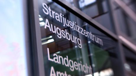 Nach einer Messerstecherei im Aichacher Stadtgarten im Februar dieses Jahres muss ein 20-Jähriger hinter Gitter. Das Jugendschöffengericht Augsburg verurteilte ihn zu einer Freiheitsstrafe.