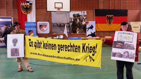 Aktivisten der Friedensgesellschaft demonstrierten bei einer Ausstellung zum Thema „Militär und Gesellschaft in Deutschland seit 1945“ in Willburgstetten. 