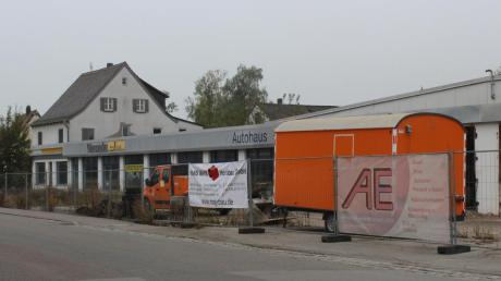 Das ehemalige Autohaus Joas wird abgerissen. Investor Hans Mayr will an dieser Stelle einen Supermarkt und einen Drogeriemarkt bauen. 