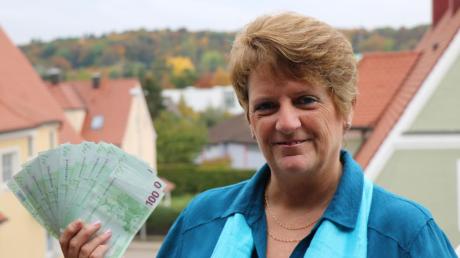 Glückliche Gewinnerin: Monika Steinle aus Nördlingen hat beim Bilderrätsel der Rieser Nachrichten 1000 Euro gewonnen.  	