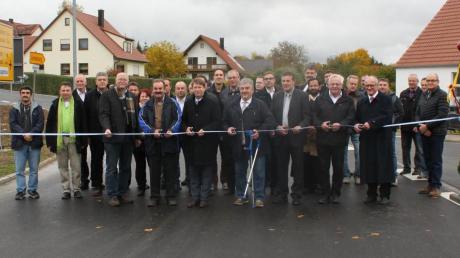 Viele Ehrengäste eröffneten die neue Kreisstraße an der neugestalteten Einmündung in Amerdingen. 